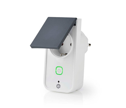 Weißer Smart Plug mit grauer Schutzabdeckung über der Steckdose, grün beleuchtetem Ein-/Ausschalter und WLAN-Symbol.