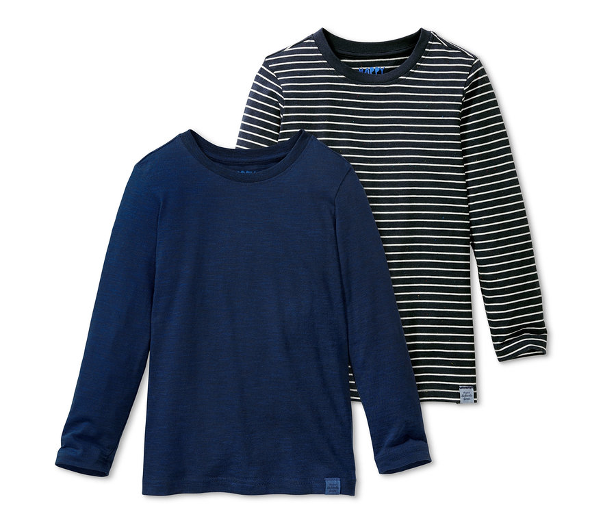 Zwei Langarmshirts: ein blaues und ein schwarz-weiß gestreiftes.