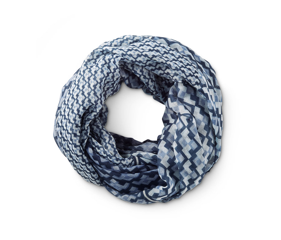 Nahaufnahme eines Loopschals mit blau-weissem geometrischen Muster.