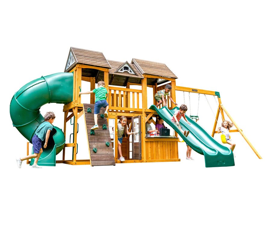 Mehrere Kinder spielen auf einem hölzernen Spielplatz mit Rutsche und Schaukel.