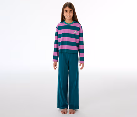 Ein junges Mädchen steht lächelnd barfuß in einem gestreiften SCHIESSER Kinder-Pyjama in Lila und Türkis mit passender Hose.