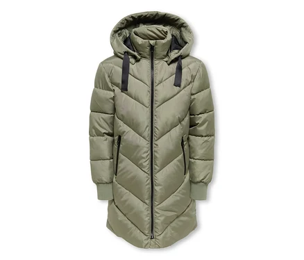 Lange, olivgrüne Steppjacke mit Kapuze, durchgehendem schwarzem Reißverschluss, schwarzen Reißverschlusstaschen, Chevron-Steppung und gerippten Bündchen.