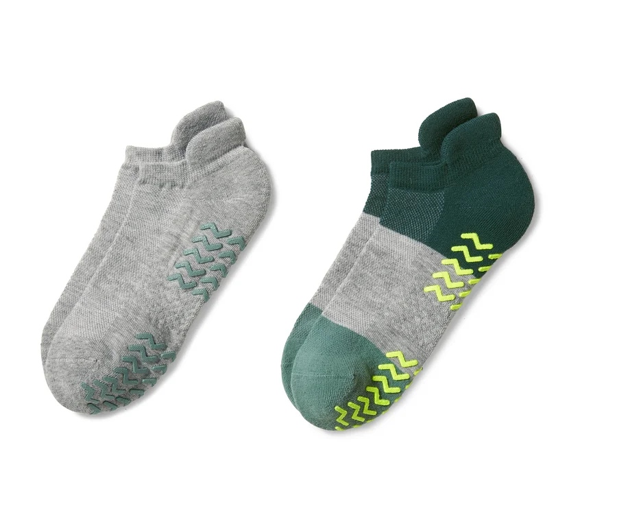 Zwei Paar Socken: ein Paar grau, ein Paar grau mit dunkelgrünen Details. 2 Paar Yogasocken