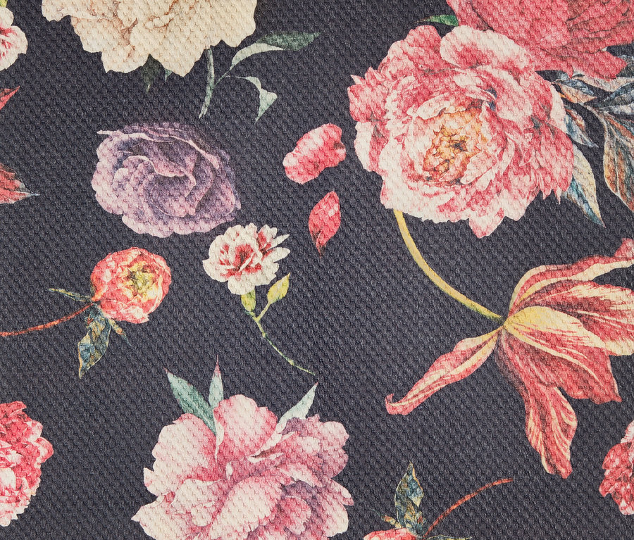 Nahaufnahme eines Teppichs mit Blumenmuster, ca. 140 x 70 cm.