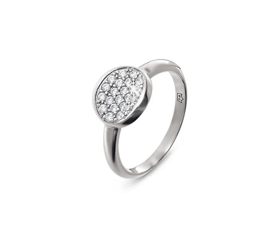 Detailansicht eines Rings aus 925er Silber mit Zirkonia.