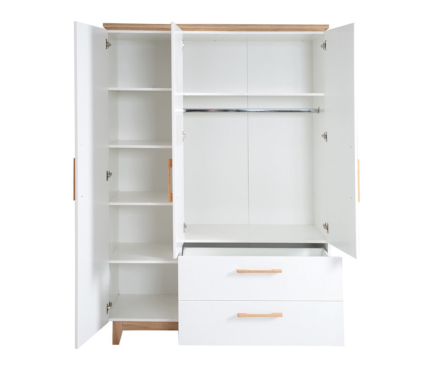 Geöffneter, weisser »Finn« Kleiderschrank mit drei Türen und Holzdetails.