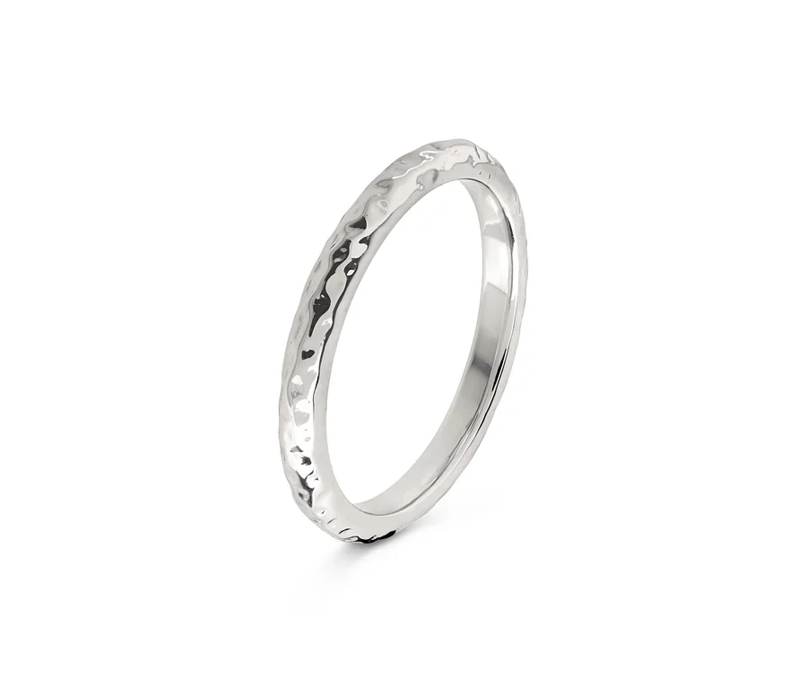 Detailaufnahme eines silbernen Rings mit gehämmerter Textur.