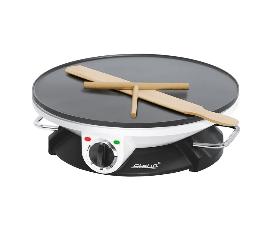 Auf dem Steba-Crêpes-Maker »CR 32« liegen ein Holzspatel und ein Teigroller.