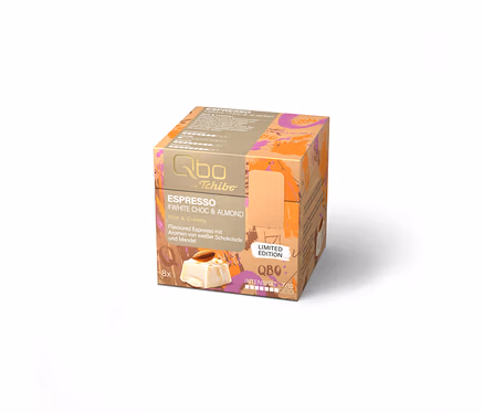 Eine orange-lila Qbo by Tchibo Espresso White Choc & Almond Limited Edition Kaffeekapselpackung mit 8 Kapseln und Intensität 7/10.