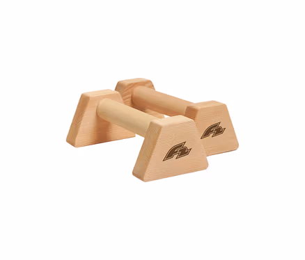 Zwei hellbraune F2 PUSH UP STANDs aus Holz, jeweils mit einer zylindrischen Stange und dreieckigen Füßen mit Logo.