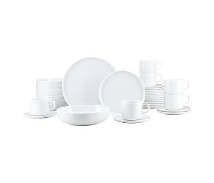 Ein 30-teiliges weißes creaTable Service "Session White" Geschirrset mit Tellern, Schalen und Tassen mit Untertassen, teils gestapelt, teils einzeln, alle mit feinem konzentrischem Muster.