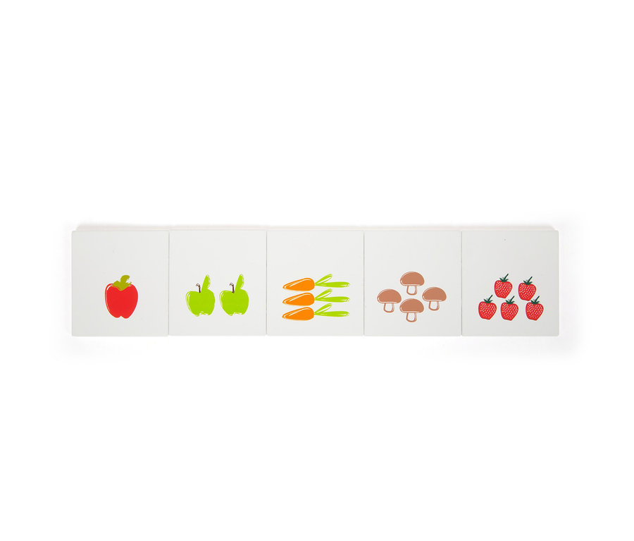 Das Bild zeigt fünf weiße Kacheln mit Illustrationen: eine rote Paprika, zwei grüne Äpfel, drei Karotten, vier Pilze und fünf Erdbeeren.