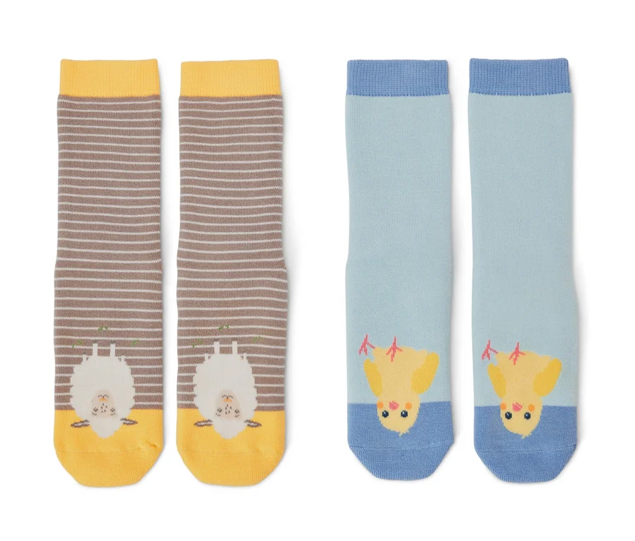 Zwei Paar Kinder-Antirutsch-Socken: ein Paar braun gestreift mit Schafmotiv, das andere hellblau mit Küken.