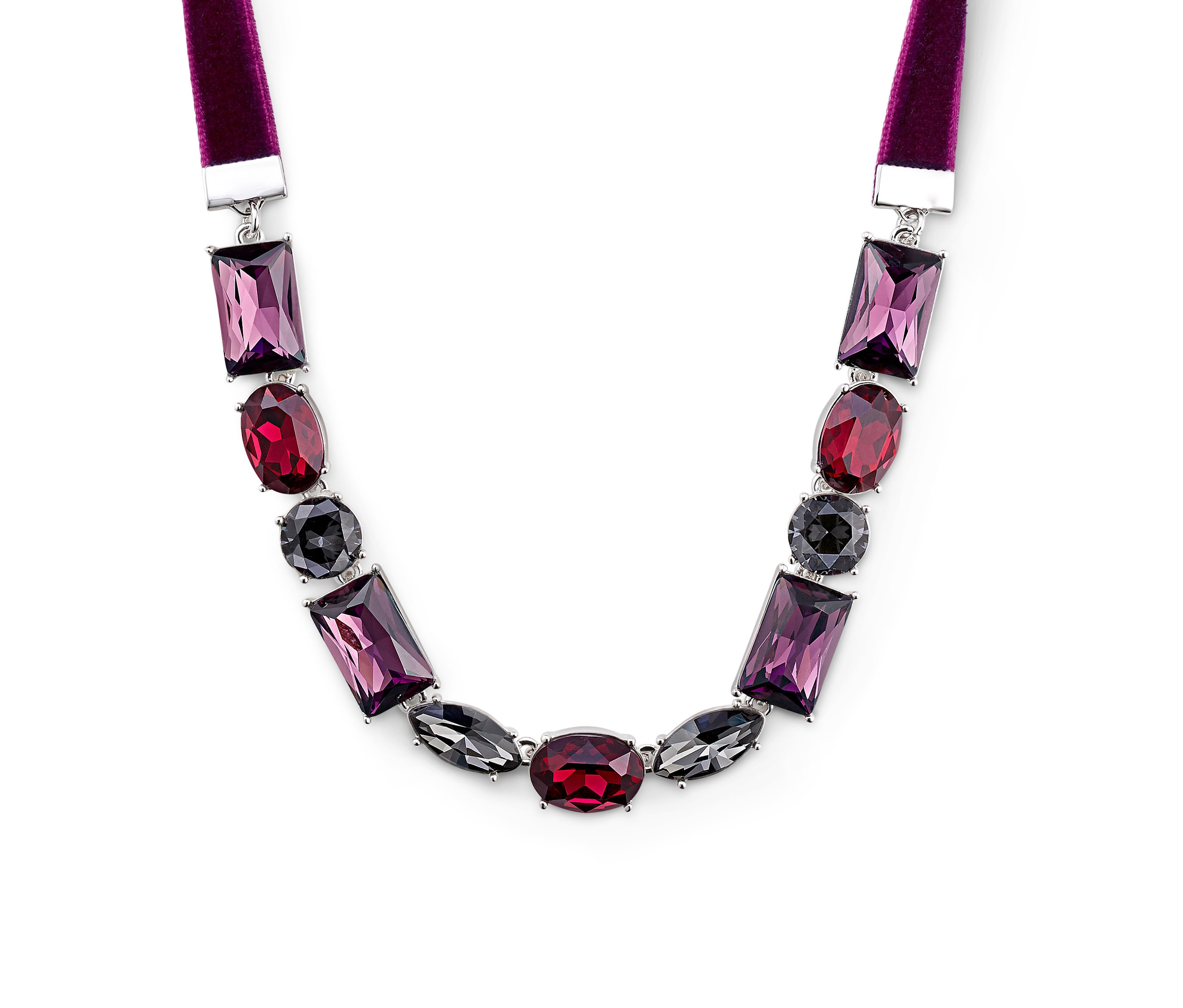 Kette mit Samtband mit lila, roten und grauen Steinen auf weißem Hintergrund.