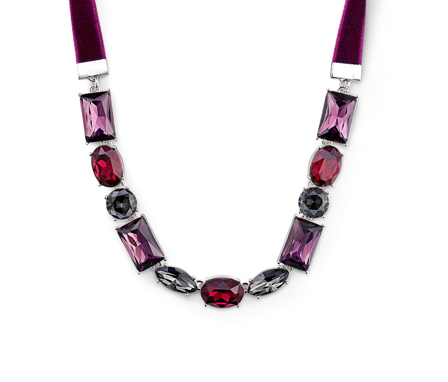 Kette mit Samtband mit lila, roten und grauen Steinen auf weißem Hintergrund.