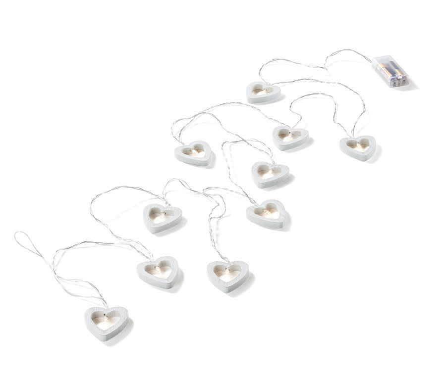Eine LED-Lichterkette mit Herzform auf weißem Hintergrund.