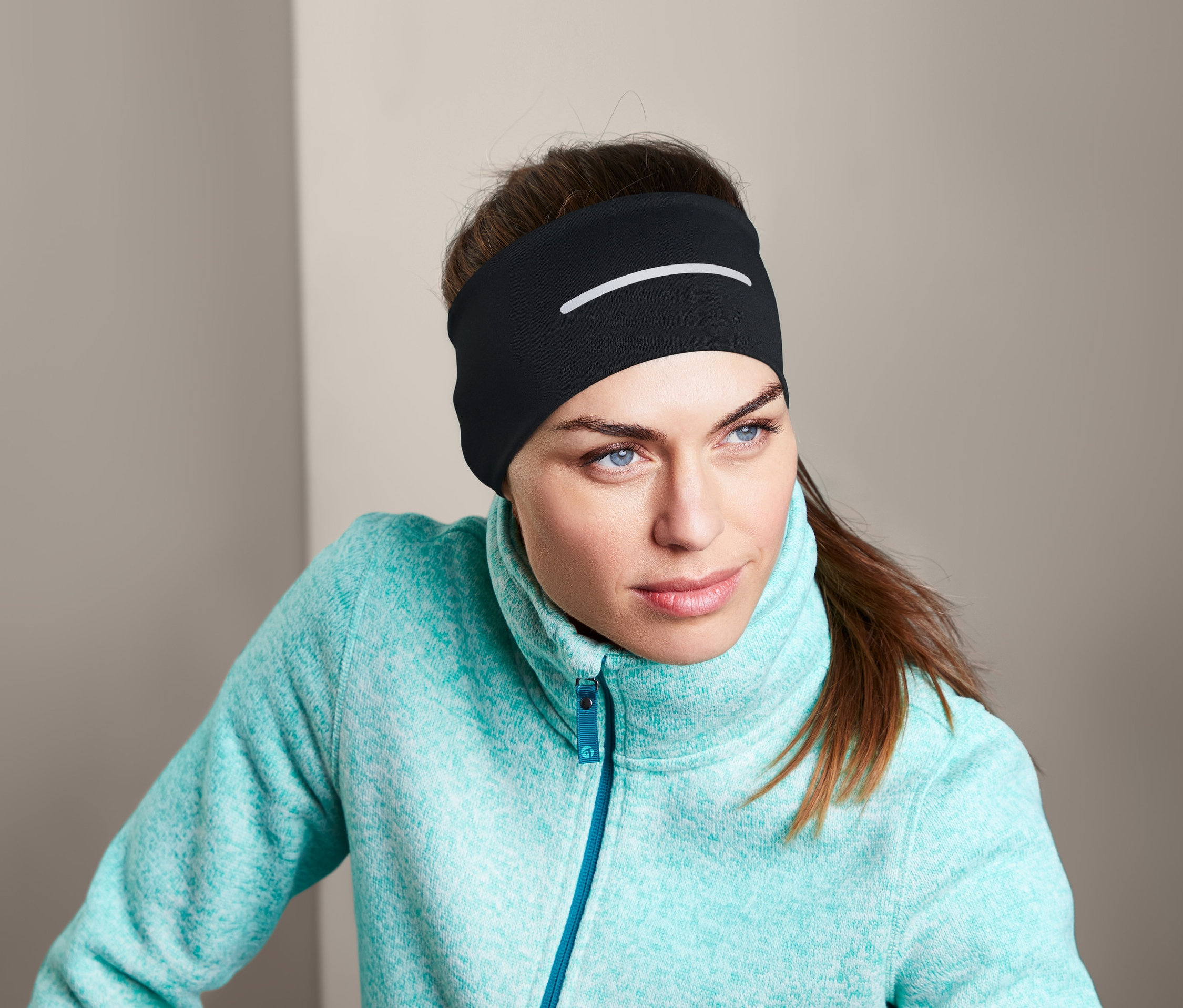 Frau trägt ein Sport-Stirnband.