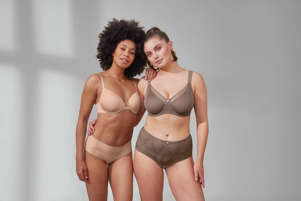 Zwei Frauen posieren in T-Shirt-BH und 5 Magic-Cut-Pantys, beige und Minimizer-BH und Highwaist-Panty »light-shaping«, nougat.
