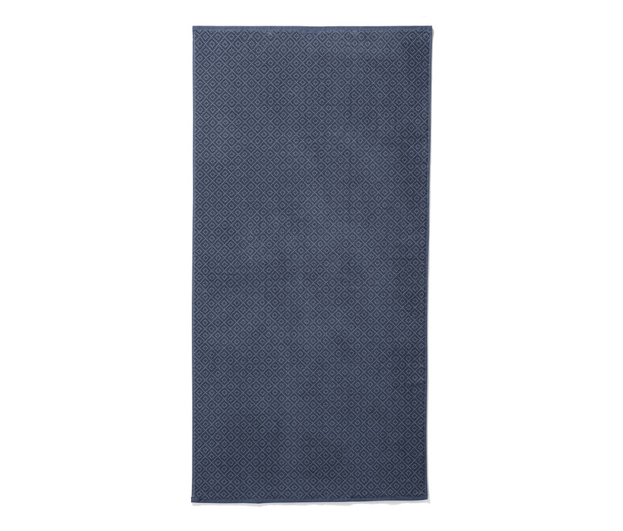 Ein blaues Jacquard-Badetuch mit geometrischem Muster.