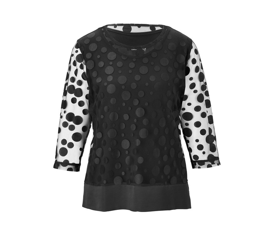 Ein schwarzes Doublelayer-Shirt mit gepunkteten Ärmeln.