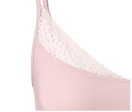 Detailansicht eines rosa Hemdchens mit Spitze.