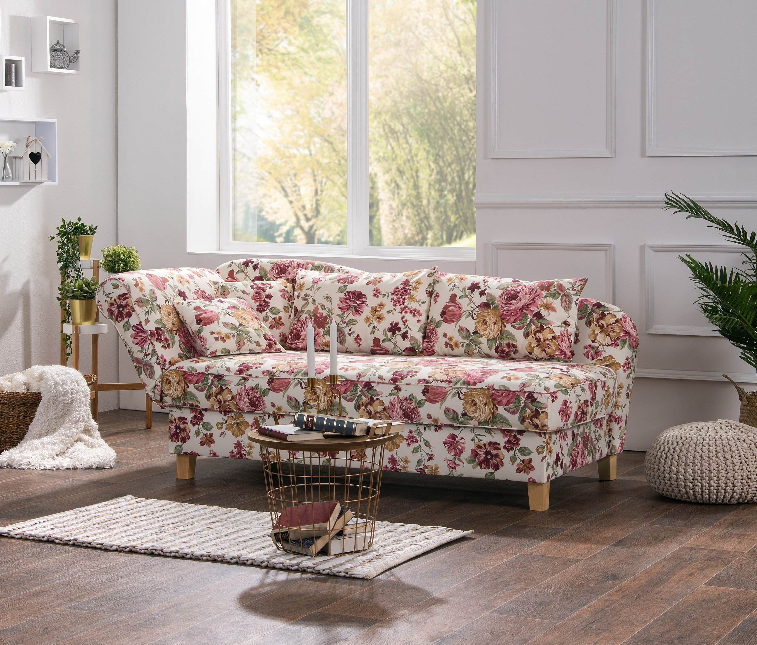 Wohnzimmer mit weißem Bücherregal und blumiger Max-Winzer®-Recamiere »Saturn« mit Stauraum.