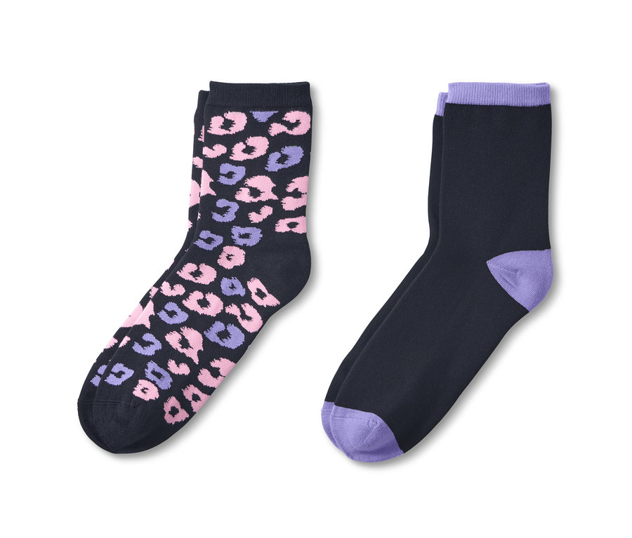 Zwei Paar Damen-Socken: ein Paar mit rosa- und lilafarbenen Flecken, ein Paar schwarz mit lila Zehen und Bündchen.