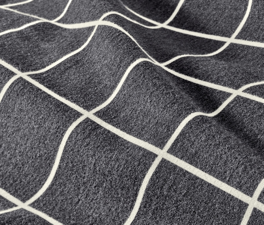 Nahaufnahme von anthrazitfarbener Biber-Bettwäsche mit weißem Linienmuster.