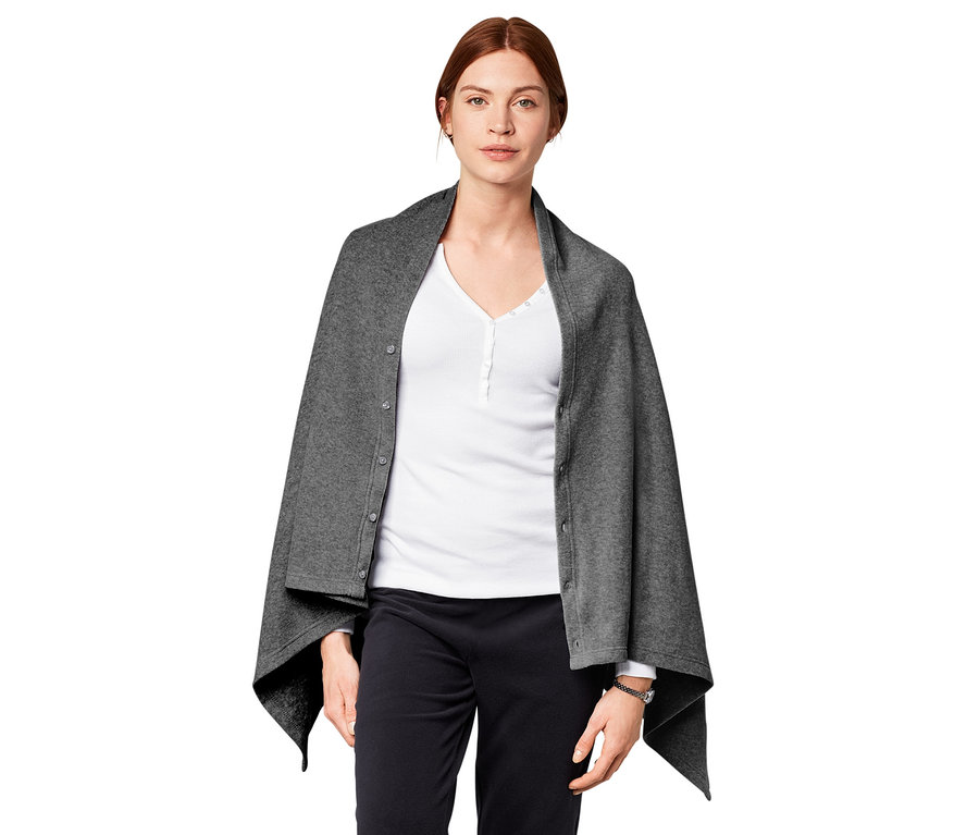 Frau trägt XL-Tuch.