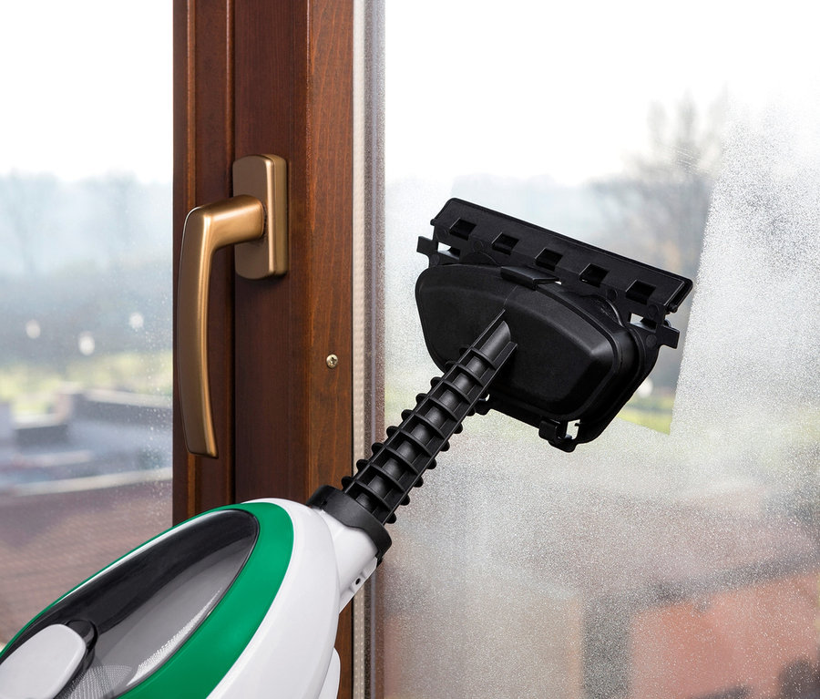Ein Multifunktionaler Dampfbesen reinigt ein Fenster.