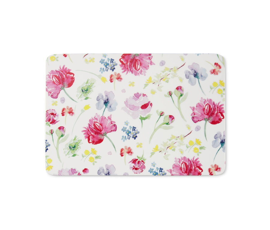 Vier Schneidebretter mit Blumenmuster.