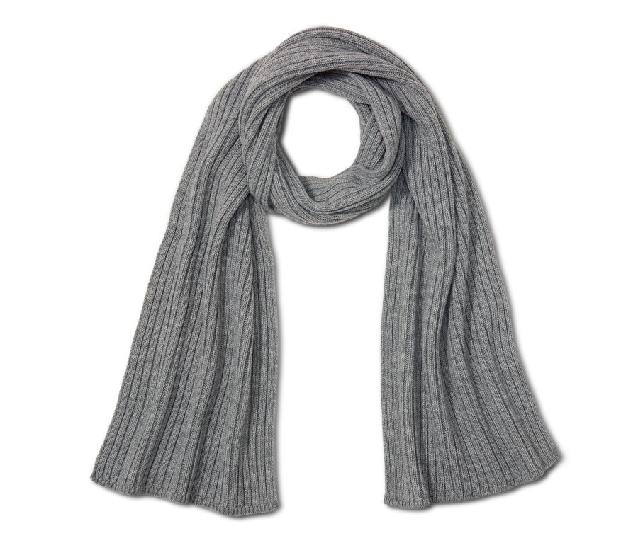 Grauer Strickschal.