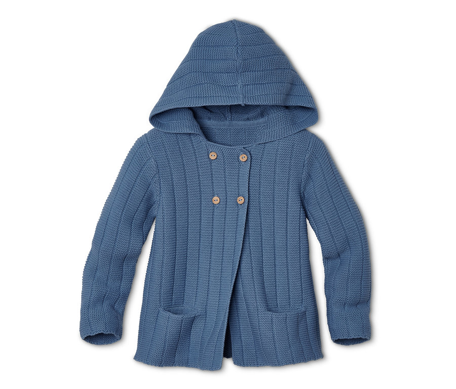 Blaue Strickjacke mit Kapuze und Knöpfen.