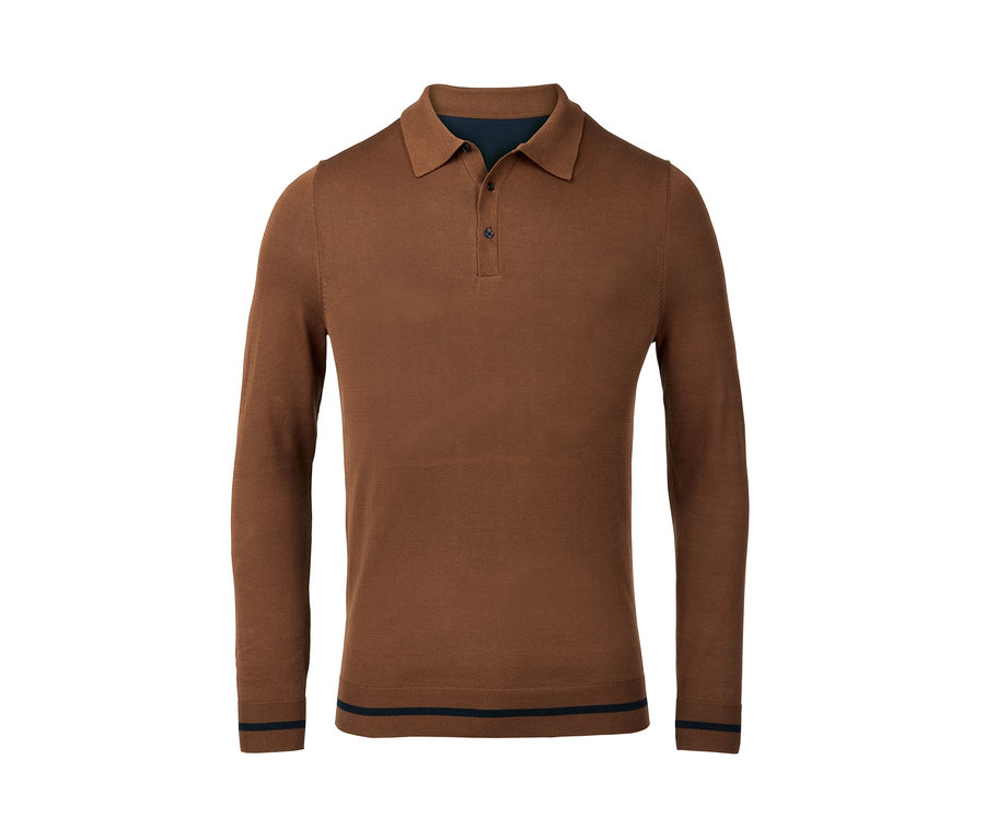 Ein braunes Strick-Poloshirt mit langen Ärmeln.