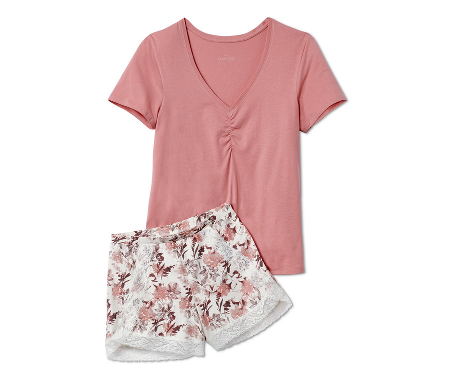 Ein Shorty-Pyjama, bestehend aus einem rosafarbenen Kurzarm-T-Shirt und blumigen Shorts.