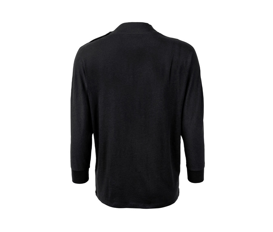 Detailansicht eines Fledermausshirts mit Knöpfen in Schwarz.