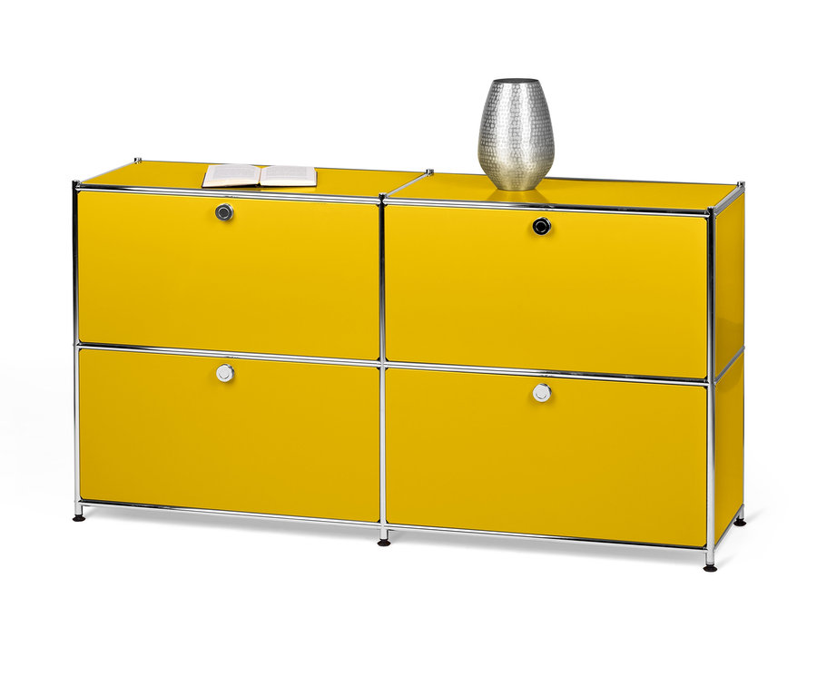 Gelbes Sideboard Metall »CN3« mit 4 Klappfächern. Oben liegen ein Buch und eine silberne Vase.