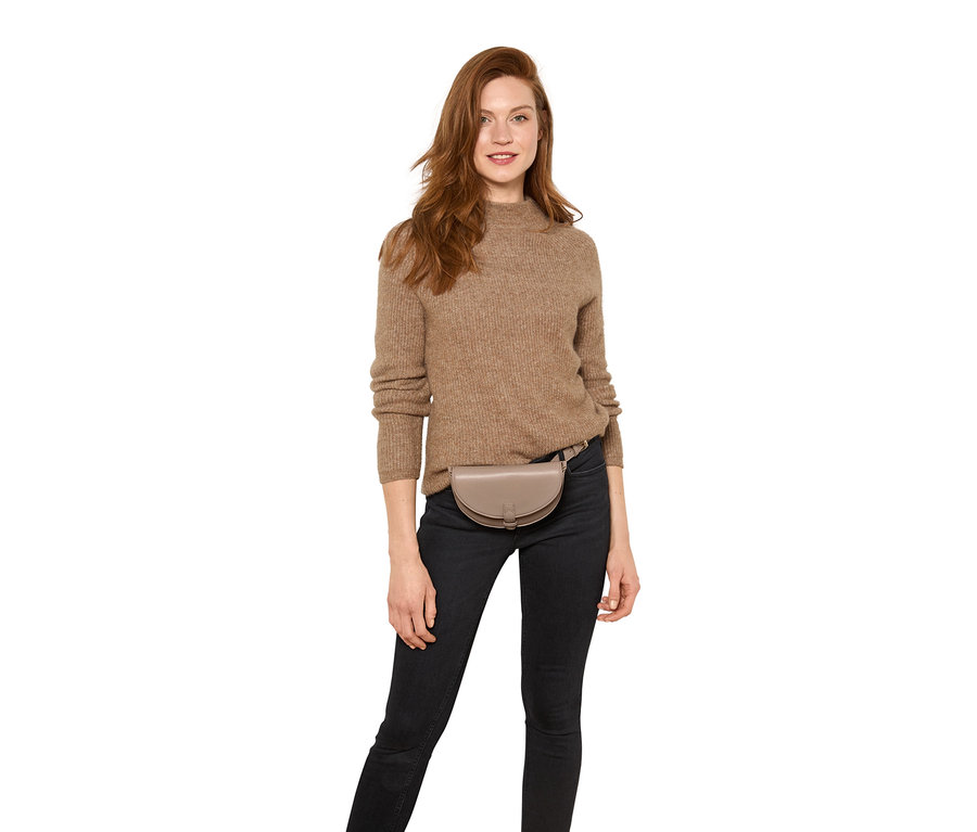 Frau trägt eine Umhänge- und Bauchtasche.