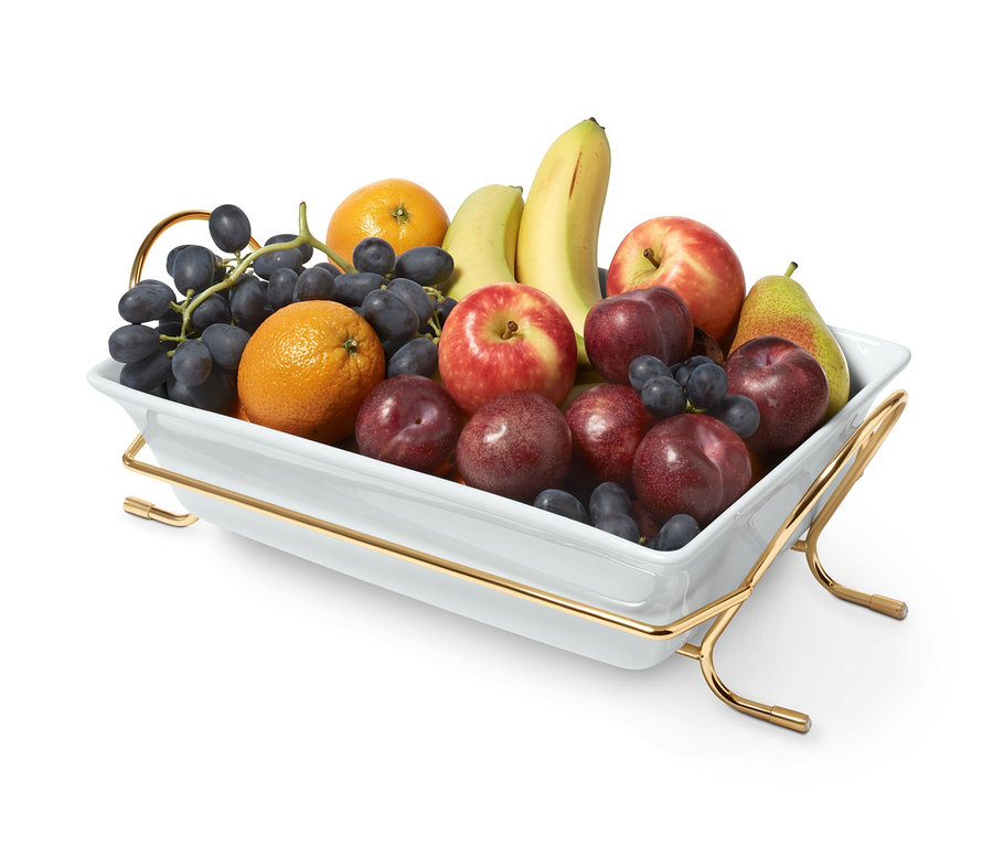 Obst in Porzellan-Auflaufform mit Metallständer.