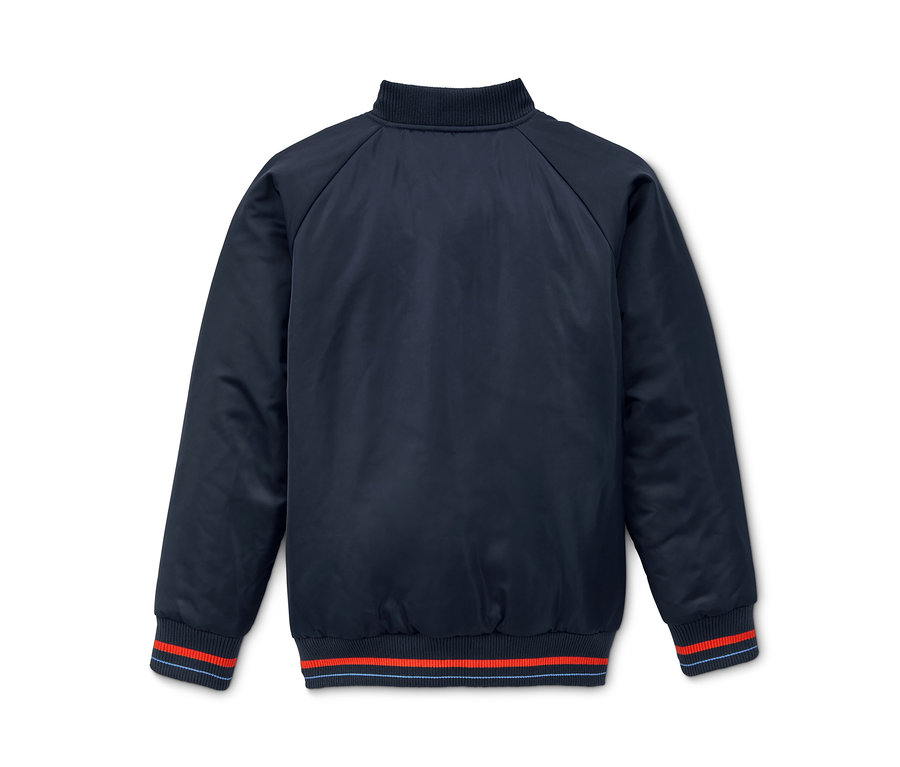 Dunkelblaue Bomberjacke aus recyceltem Material von hinten.