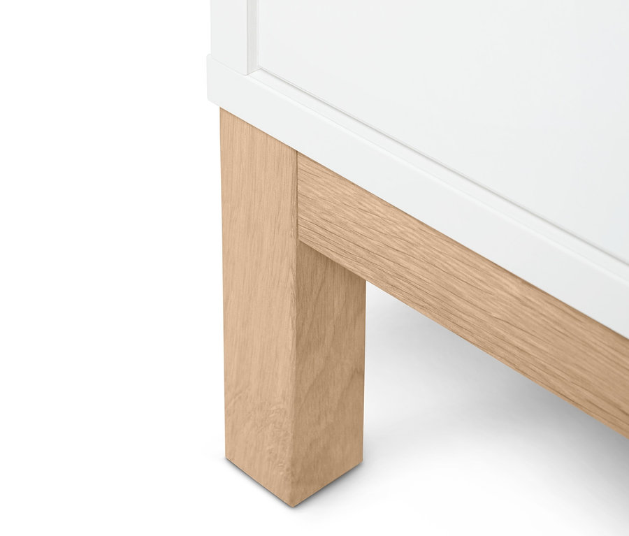 Detailansicht eines flachen Bad-Beistellschranks »Eklund« mit weißem Rahmen und Holzfüßen.