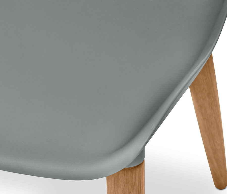 Detailaufnahme eines grauen Stuhls aus einem Balkonset mit recyceltem Kunststoff und Holzbeinen.