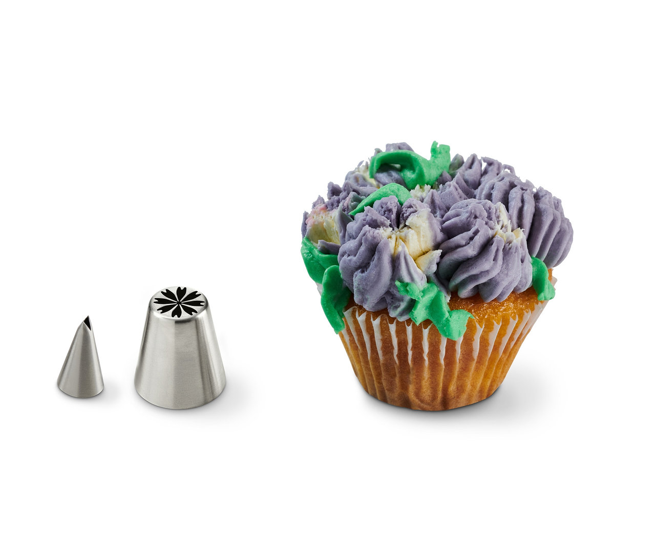 Zwei Metall-Spritztüllen neben einem verzierten Muffin. Multiadapter-Spritztüllen-Set.
