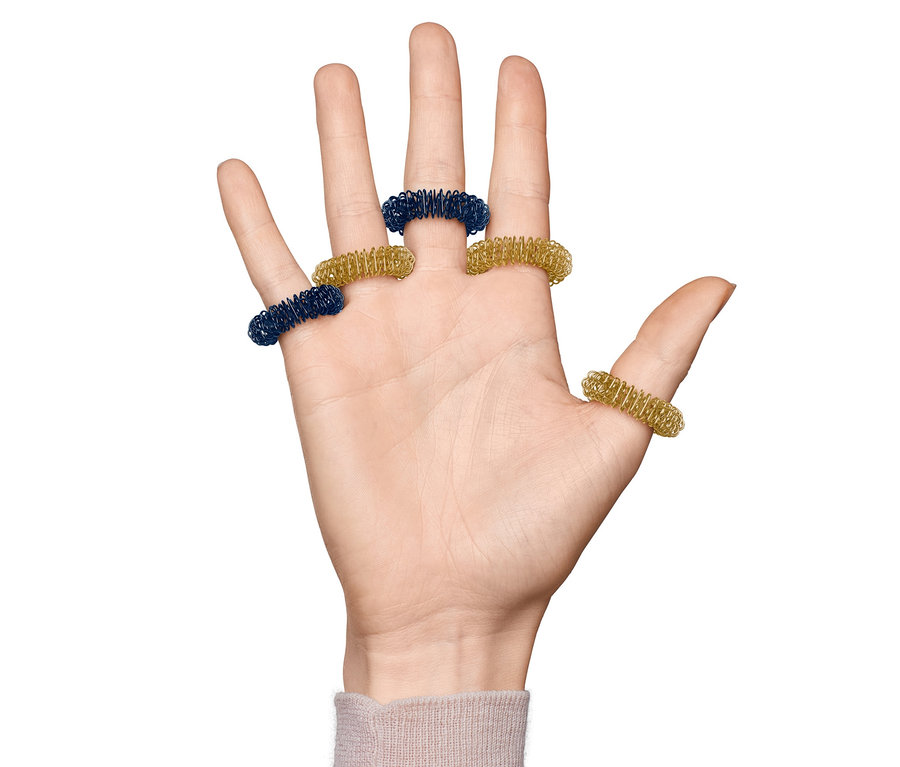 Hand mit Fingermassageringen an den Fingern.