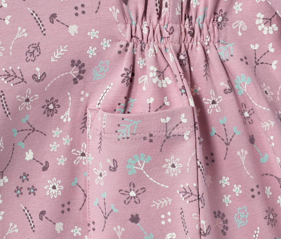 Detailaufnahme eines beerenfarbenen Jerseykleids mit Blumenmuster und Tasche.