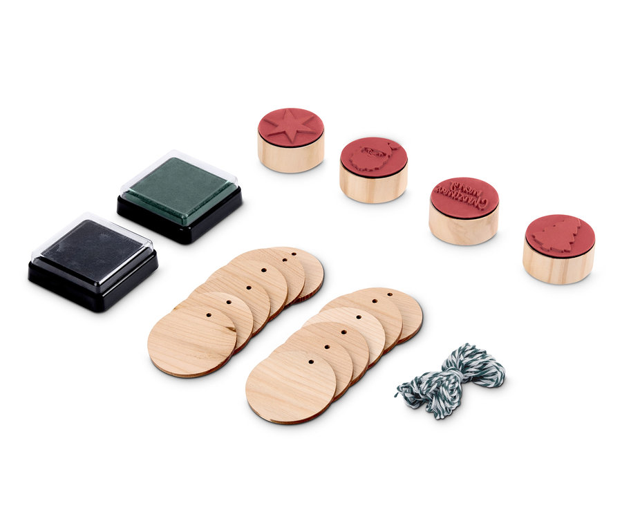 Stempel-Set »Holzanhänger« mit Holzkreisen, Stempeln mit Weihnachtsmotiven, grüner und schwarzer Tinte und Schnur.