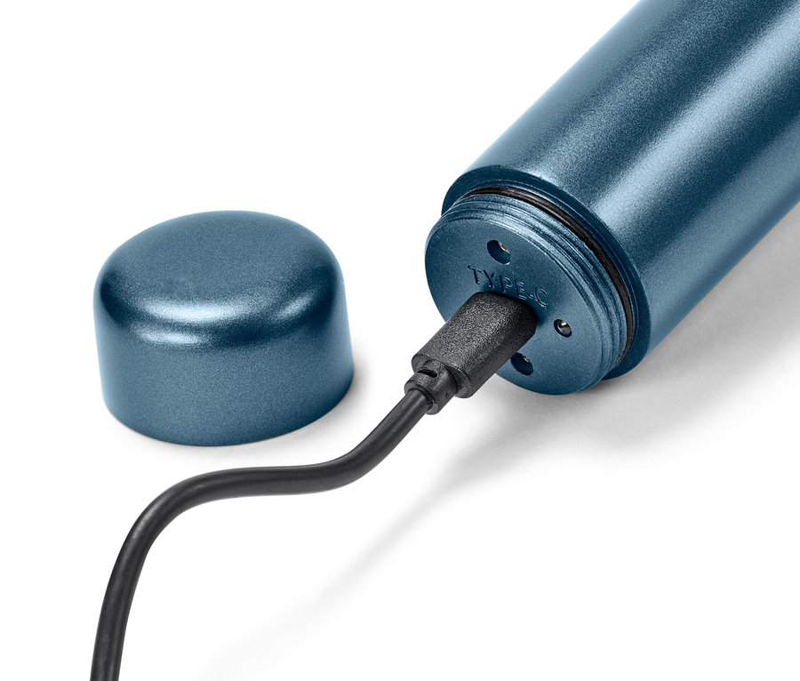 Detailansicht einer LED-Taschenlampe beim Aufladen.