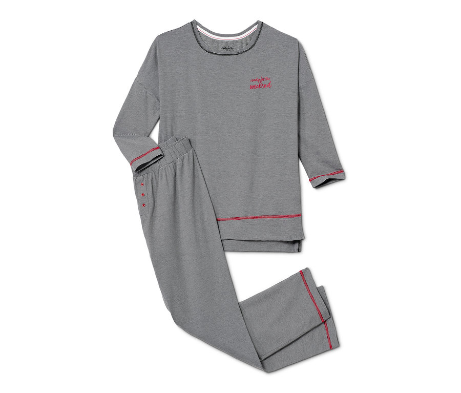 Ein gestreifter Pyjama mit langen Ärmeln und Hosen.