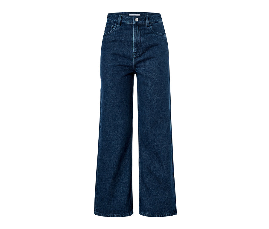 Eine blaue Jeans mit weitem Bein.