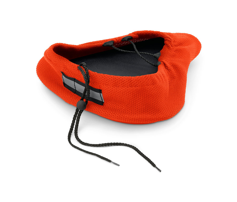 Oranger Sattelbezug Memoryfoam auf weißem Hintergrund.